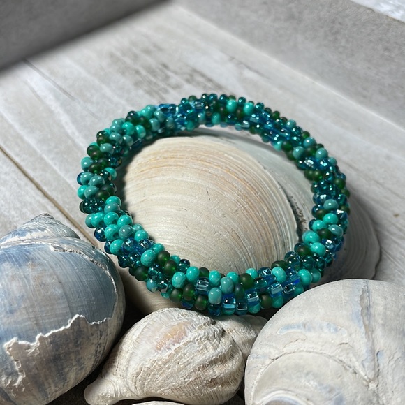 Aqua and teal crocheted bracelet - Picture 6 of 6